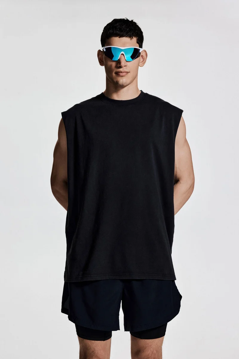 اتش اند ام بلوزة رياضية بقصّة فضفاضة وبدون أكمام